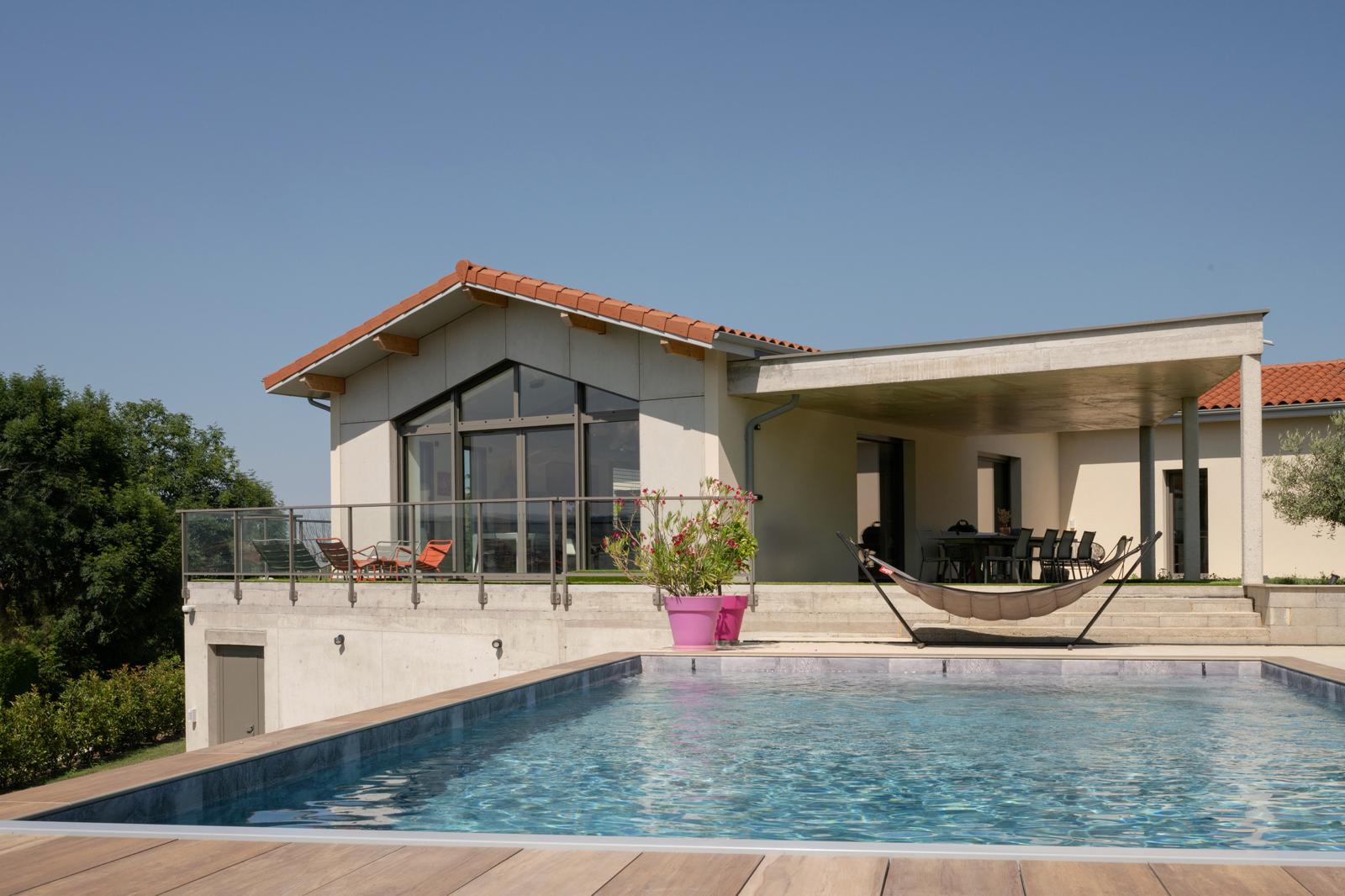 Villa moderne avec piscine et terrasse couverte