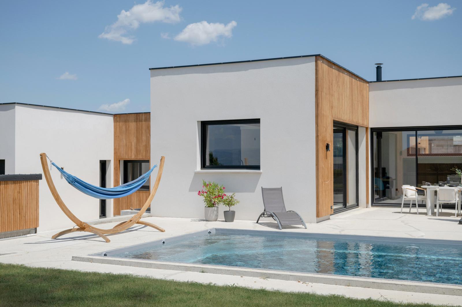 Villa design blanc et bois avec bassin