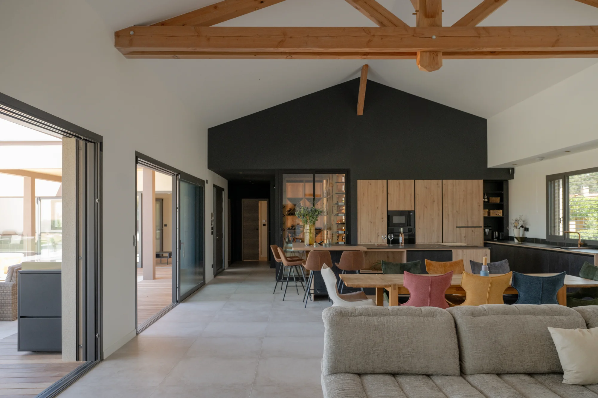 Intérieur villa luxe - salon cuisine ouverte avec charpente bois